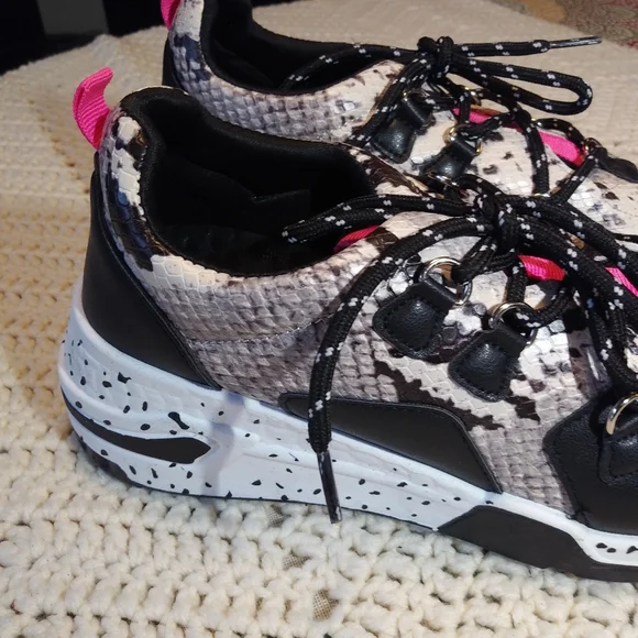 Madden Girl Black & Snake Skin Sneakers SZ 8.5 - Picture 4 of 7